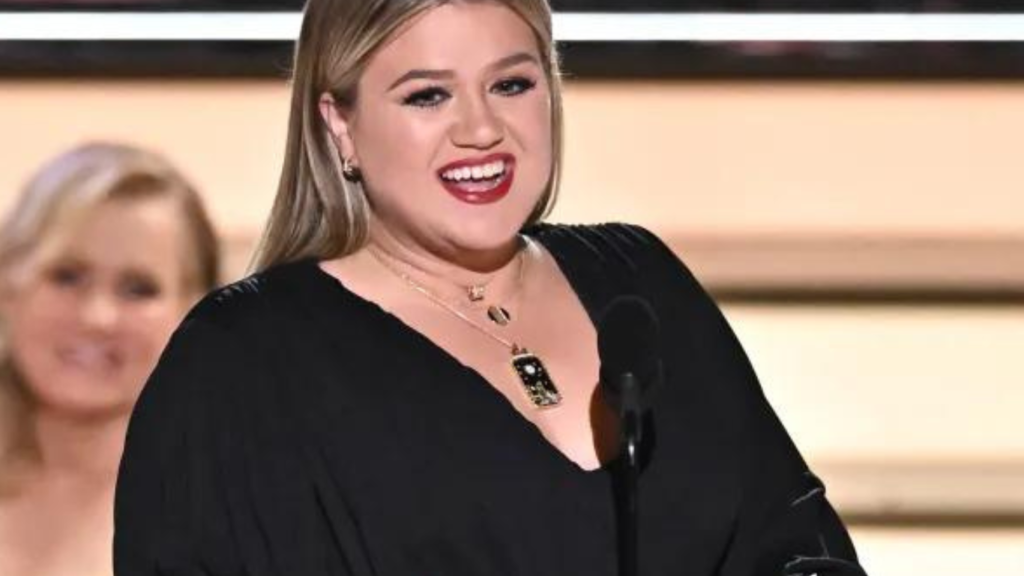 Kelly Clarkson shows off slim figure in skitnight leather romper on show she desire losing weight 1 Kelly Loses Weight 1 1