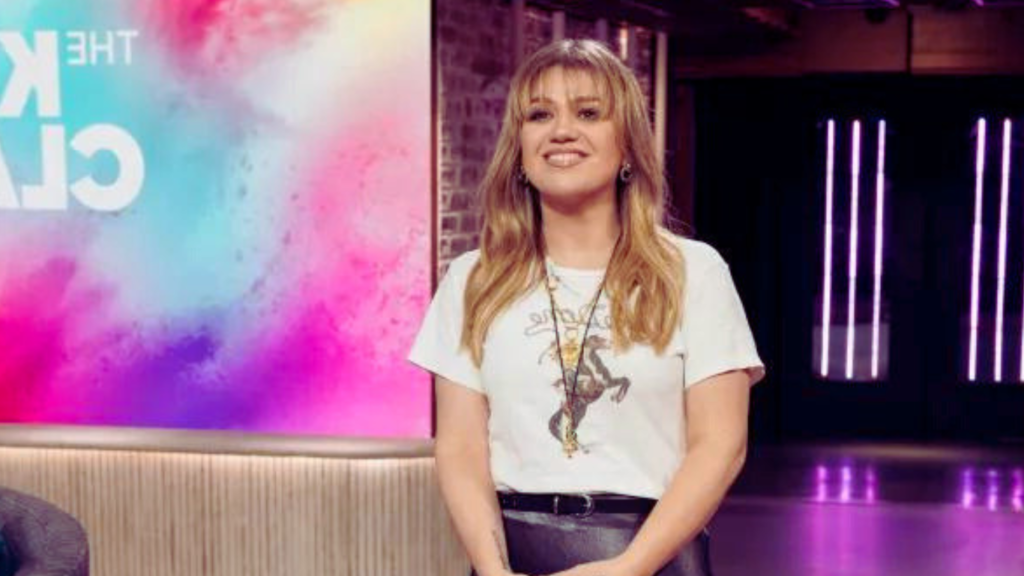 Kelly Clarkson shows off slim figure in skitnight leather romper on show she desire losing weight 2 Kelly Loses Weight 2